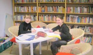 Bibliothek  und Leseraum : Ruhe und R¸ckzug auch in der Mittagspause