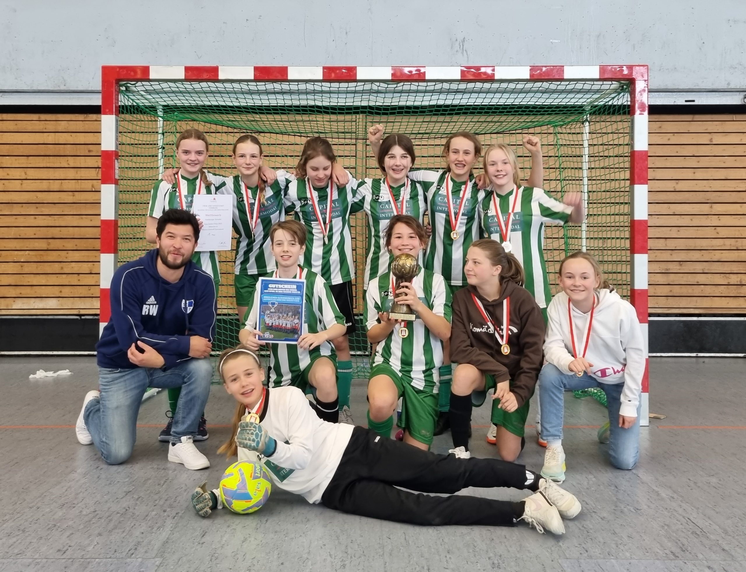 Mädchenmannschaft des Marion-Dönhoff-Gymnasiums holt den Uwe-Seeler-Pokal 2023