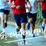 Läufer beim Spendenlauf 2024 auf einem Weg im Freien, sie tragen Sportkleidung.