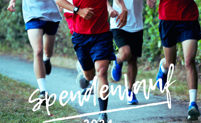 Läufer beim Spendenlauf 2024 auf einem Weg im Freien, sie tragen Sportkleidung.