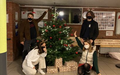 Das Schülerteam lässt die Schule weihnachtlich erstrahlen