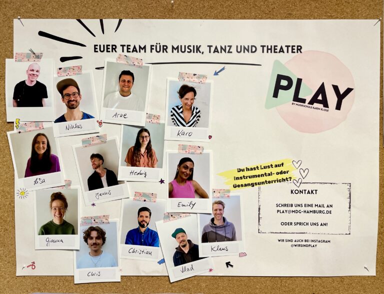 Teamfoto einer Musikschule mit Kontaktdaten und dem Logo PLAY.