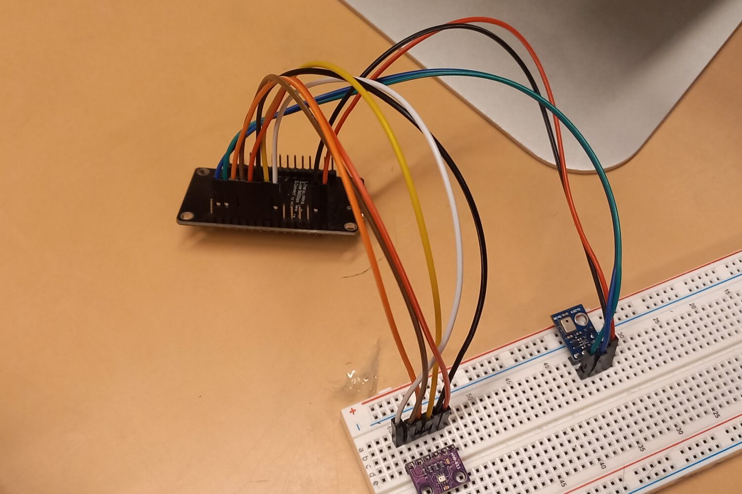 Elektronik-Bastelprojekt: Steckbrett mit verbundenen Kabeln und Modulen.