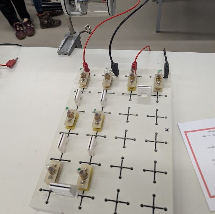 Elektrisches Schaltbrett mit Dynamo und Leuchtdioden auf einem Tisch.