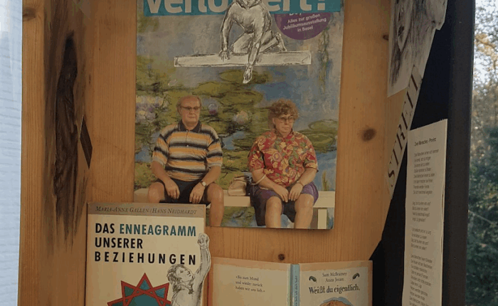 Holzkasten mit Büchern und Collagen, Thema Beziehungen. Oben Magazincover mit Paar.