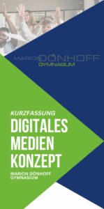 Eine Frau mit erhobenen Händen im Hintergrund eines digitalen Medienkonzepts.
