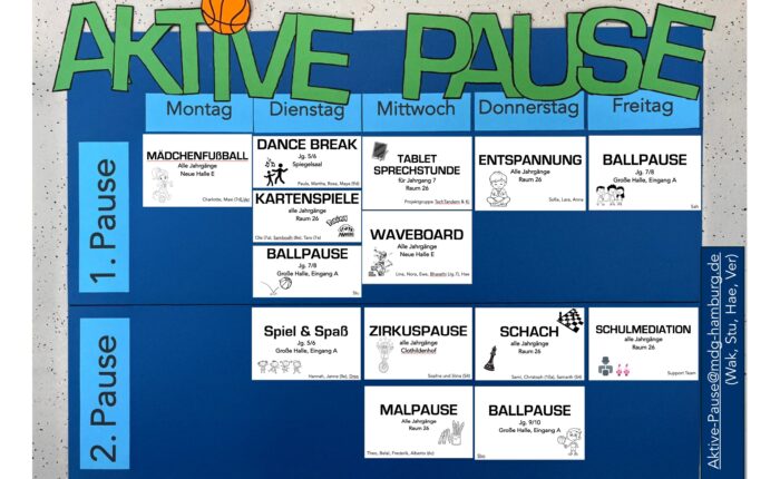 Tafel mit Wochenplan für aktive Pausenangebote in einer Schule, inklusive Sport und Entspannung.