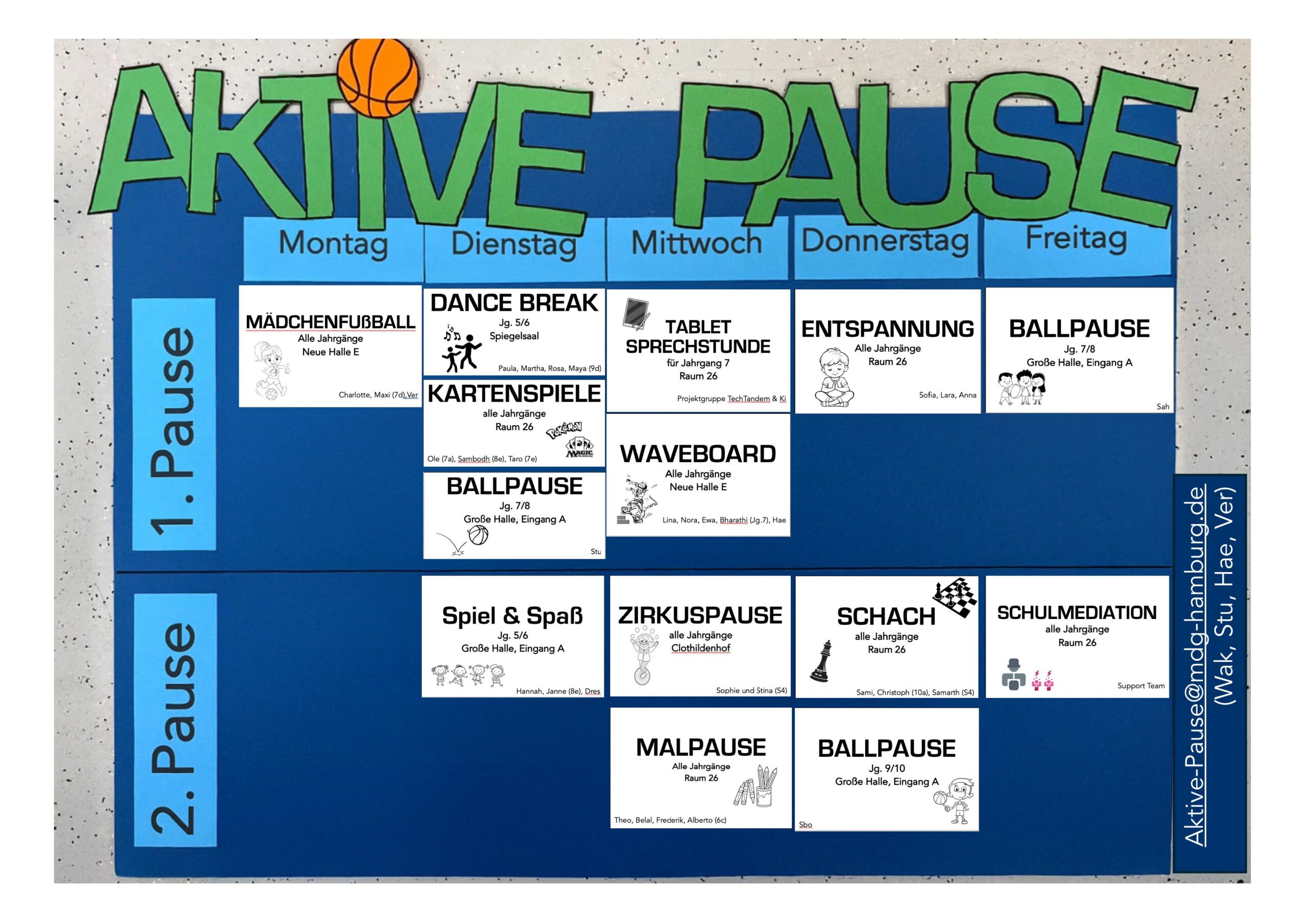 Tafel mit Wochenplan für aktive Pausenangebote in einer Schule, inklusive Sport und Entspannung.