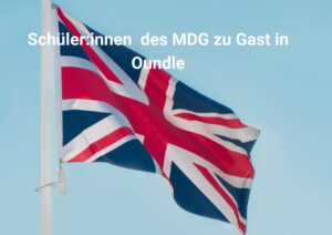 Union Jack flattert an einer Flaggenstange vor einem blauen Himmel.