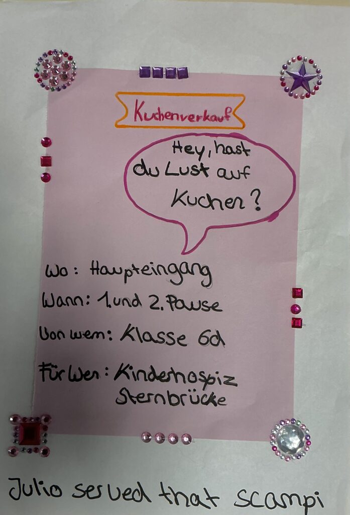 Buntes Plakat zum Kuchenverkauf, mit handgeschriebenen Details und Verzierungselementen.