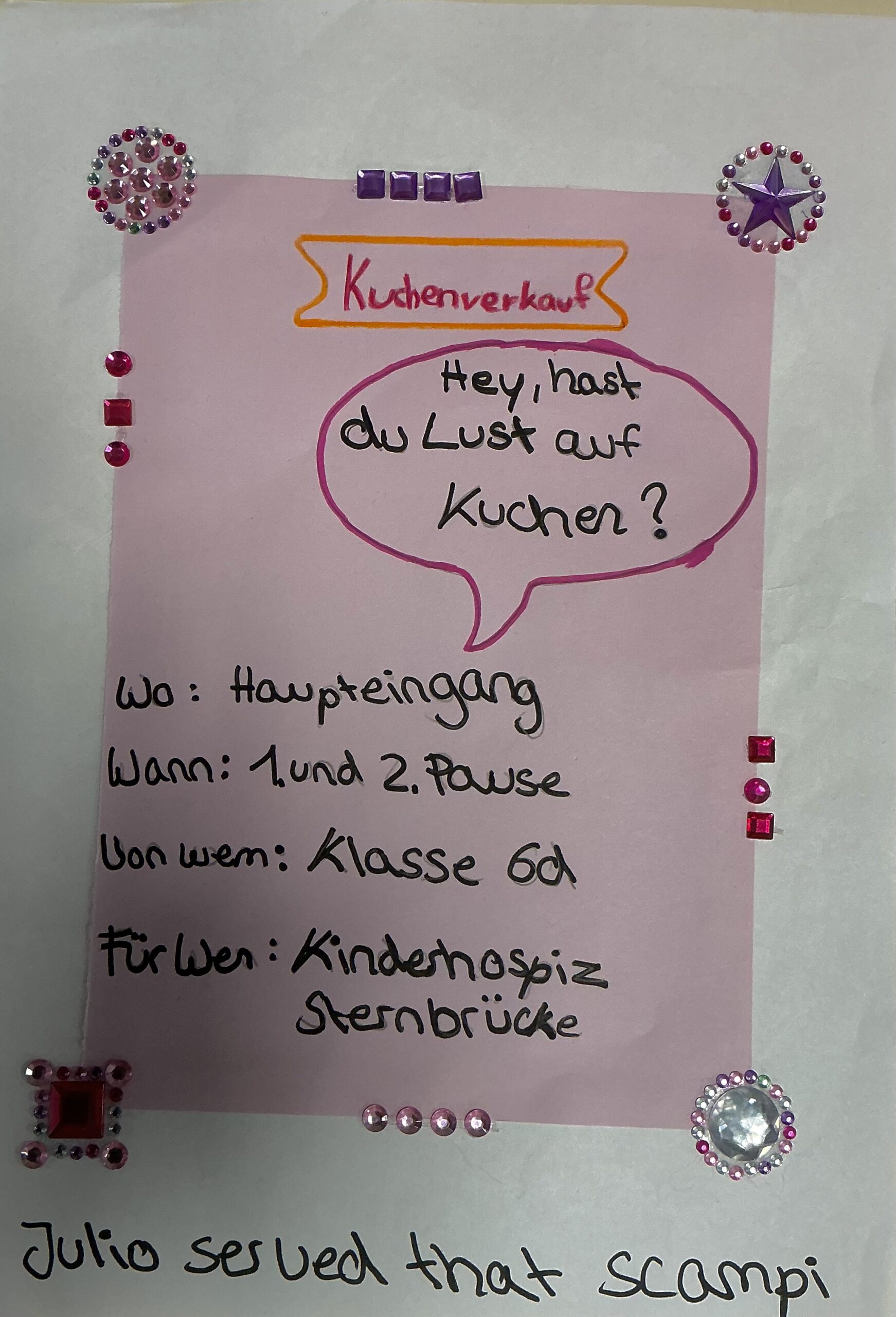 Buntes Plakat zum Kuchenverkauf, mit handgeschriebenen Details und Verzierungselementen.