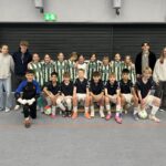 Gruppenscreenshot mit Jungen und Mädchen in Sportkleidung, die fröhlich in einer Halle posieren.