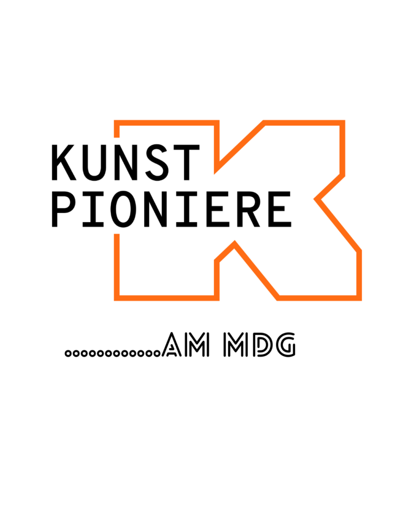 Logo mit dem Schriftzug Kunst Pioniere K in Schwarz und Orange, darunter AM MDG.