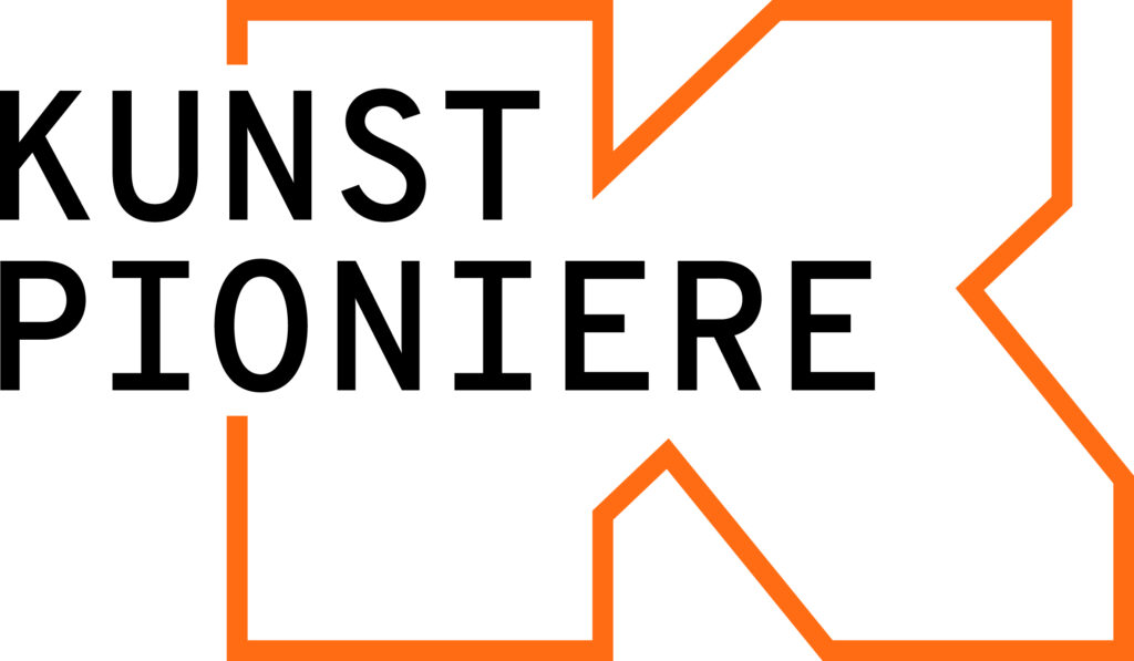 Alt-Text: Logo mit den Worten Kunst Pioniere in schwarzem und orangefarbenem Design.