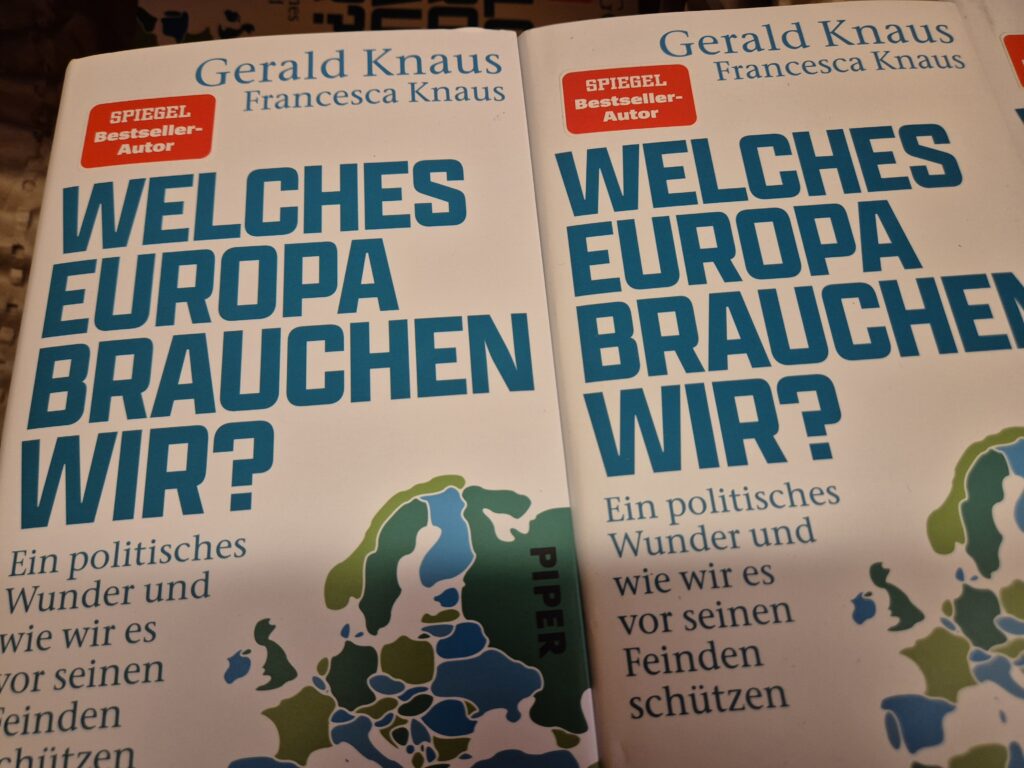 Zwei Buchcover mit dem Titel „Welches Europa brauchen wir?“ von Gerald und Francesca Knaus.