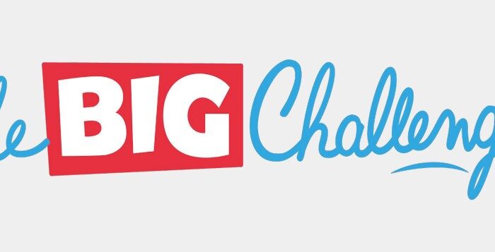 Logo mit dem Text „the BIG Challenge“ in rot und blau auf einem grauen Hintergrund.