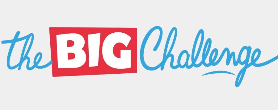 Logo mit dem Text „the BIG Challenge“ in rot und blau auf einem grauen Hintergrund.