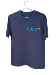 Dunkelblaues T-Shirt hängt an einem Kleiderbügel mit buntem MDG-Logo auf der Vorderseite.