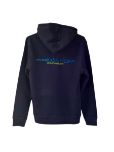 Schwarzer Kapuzenpulli mit den Aufschriften „MARION DÖNHOFF“ und „GYMNASIUM“ auf dem Rücken.